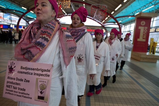 2009, de Badjassenbrigade op weg naar een protest tegen Ahava op Utrecht Centraal Station. (Copyright Melanie van der Voort)